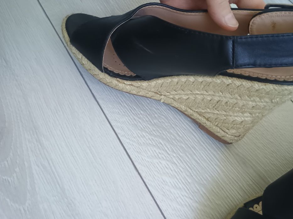 Sandały damskie na koturnie