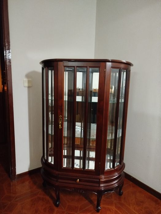 Cristaleira/ vitrine  clássica  em madeira