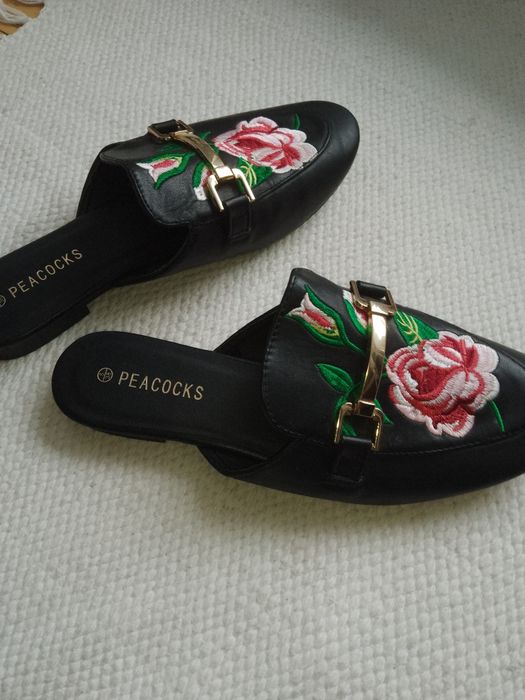 Klapki 38 czarne z haftem
