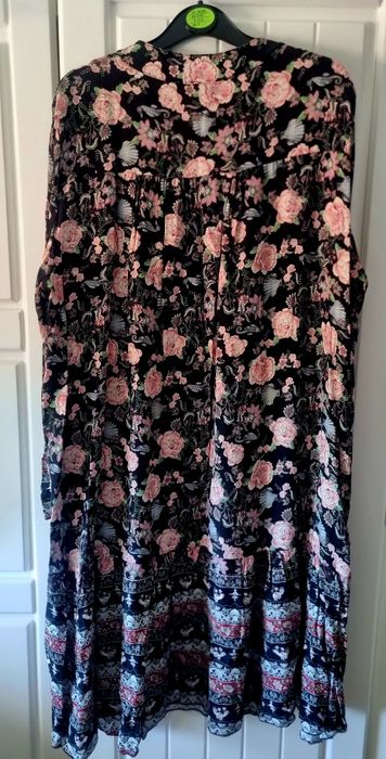 Vestido de manga comprida, florido em fundo preto.  TU