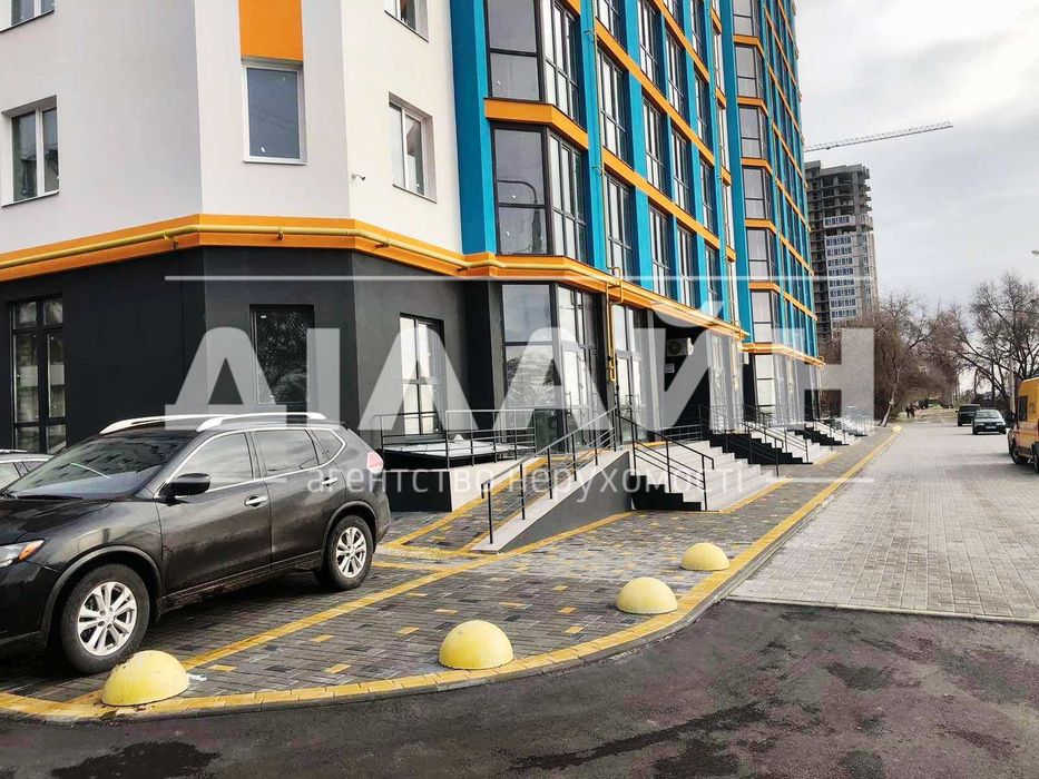 Комерційне приміщення на фасаді ЖК «KVARTAL».