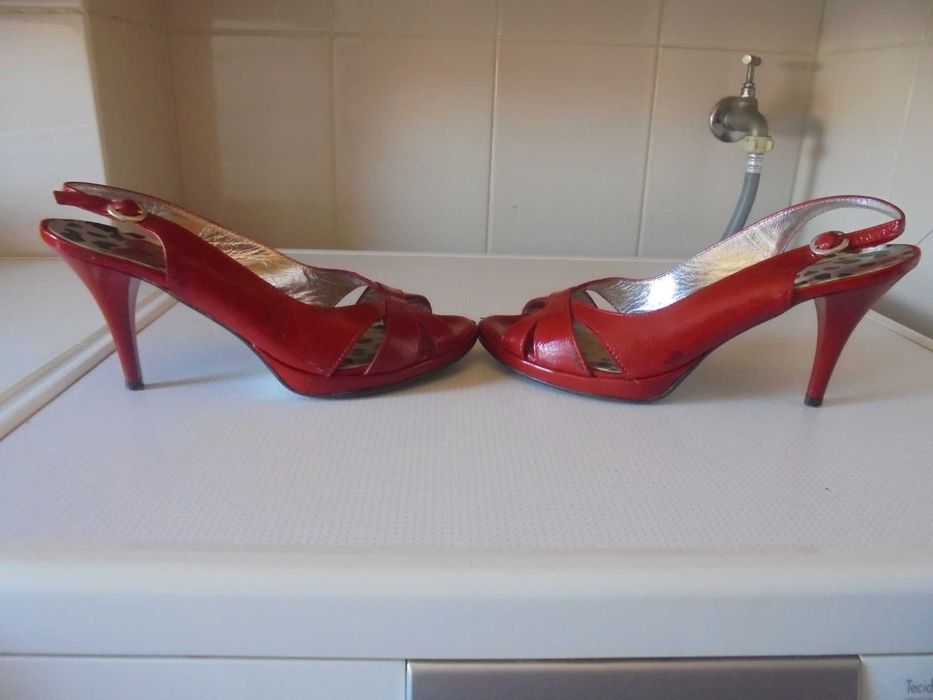sandálias de mulher cor vermelho