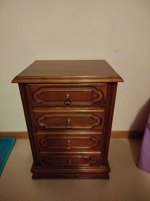 Armário e mesinha de cabeceira antigos