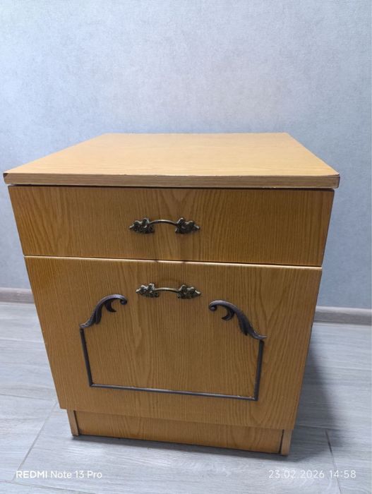 Тумба приліжкова