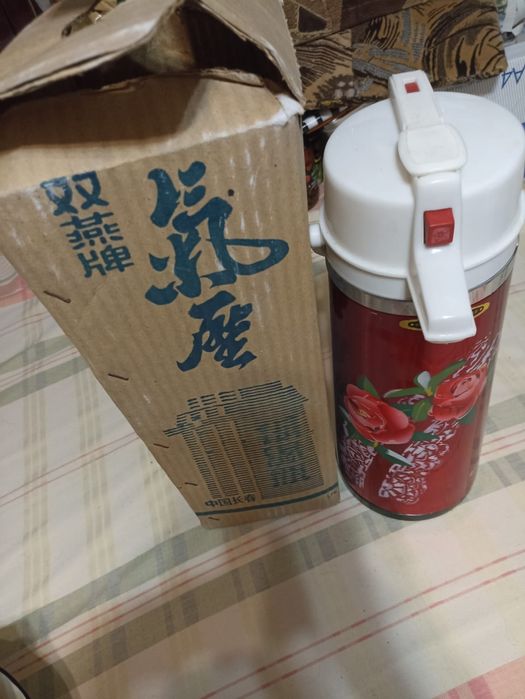 Термос помповий великий та термос на 5 фунтов.