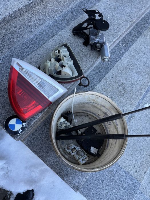 Szyba do klapy ze spojlerem plus lampy bmw