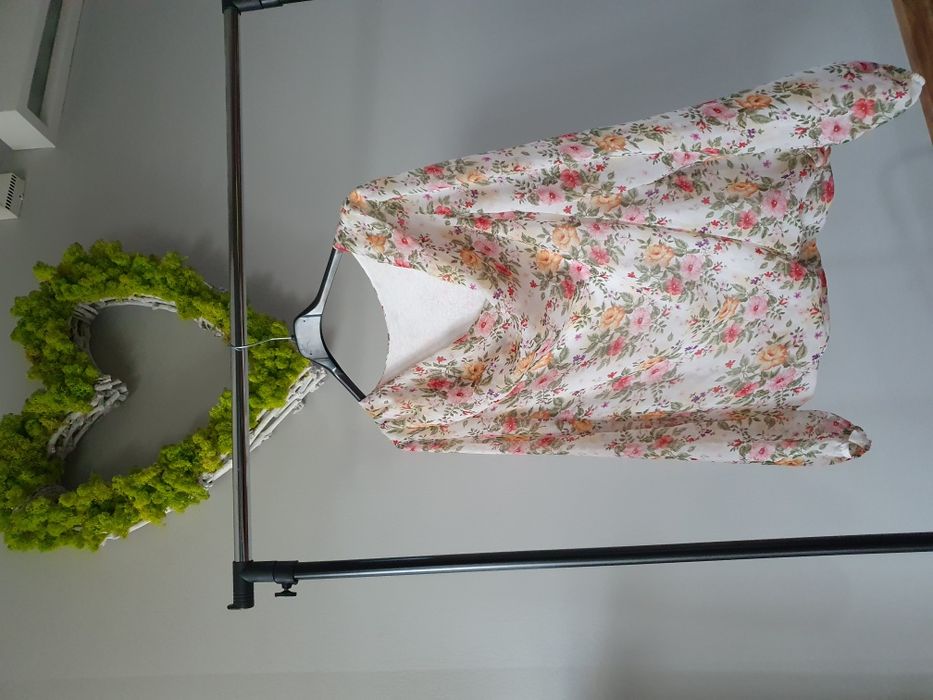 Kwiecista bluzka, lejacy dekold dlugi rekaw r. M/L