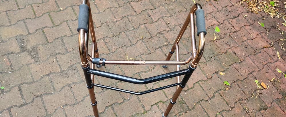 aluminiowy balkonik kroczący