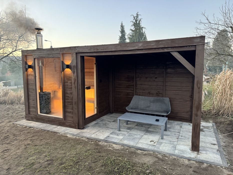 Sauna ogrodowa z miejscem na balie jacuzzi sauna balia jacuzzi