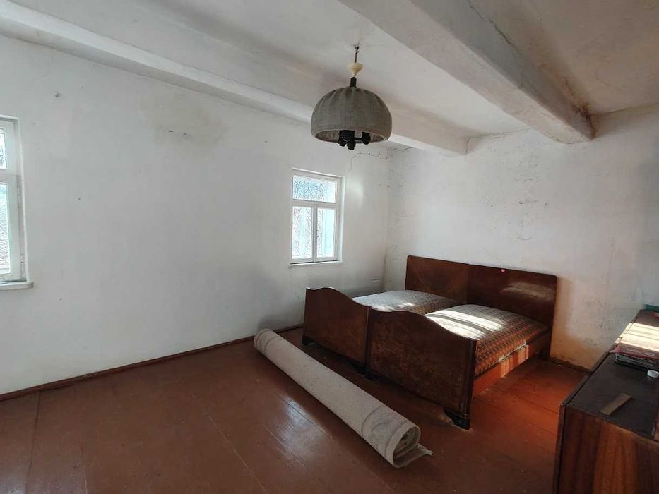 Цегляний будинок під ремонт або реконструкцію на великій ділянці