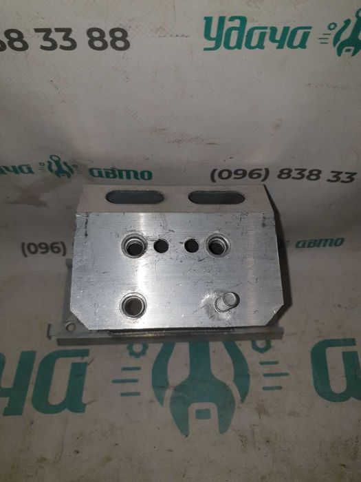 Кронштейн усилителя переднего бампера  Toyota Prius 30 5701347040 клык