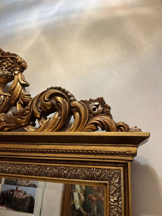 Espelho antigo com coroa e moldura dourada