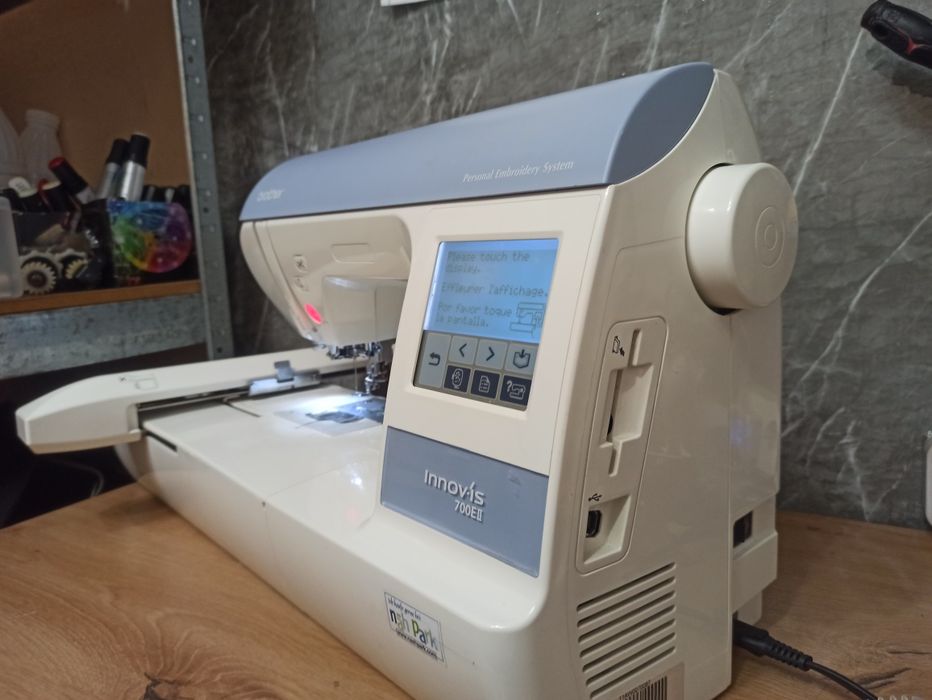 Вишивальна машина Brother Innov-is 700Ell