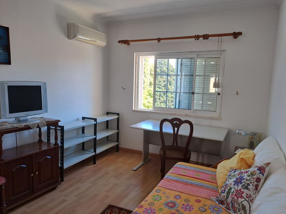 Quarto 30m2 Parede e Carcavelos, com casa de banho privativa