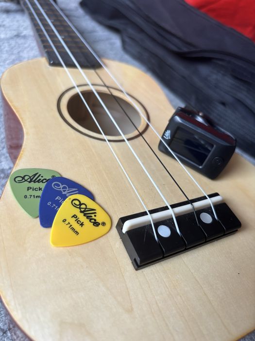Ukulele w zestawie - struny, sprzęt, pokrowiec