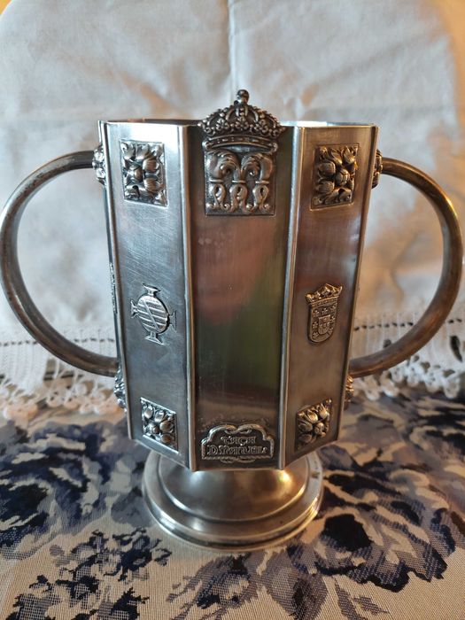 TAÇA  em prata “700 g”, “decoração”, “histórica”, “coleção”.