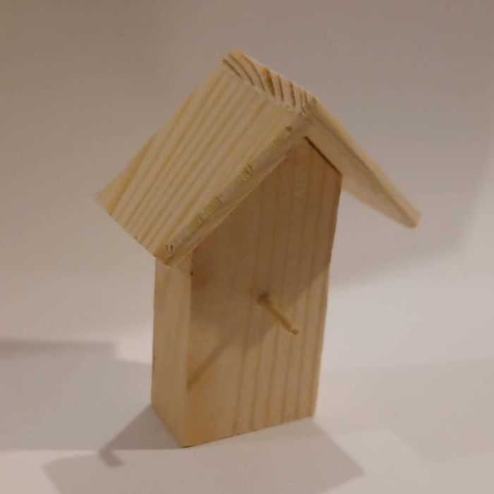 Drewniany domek dekoracyjny.