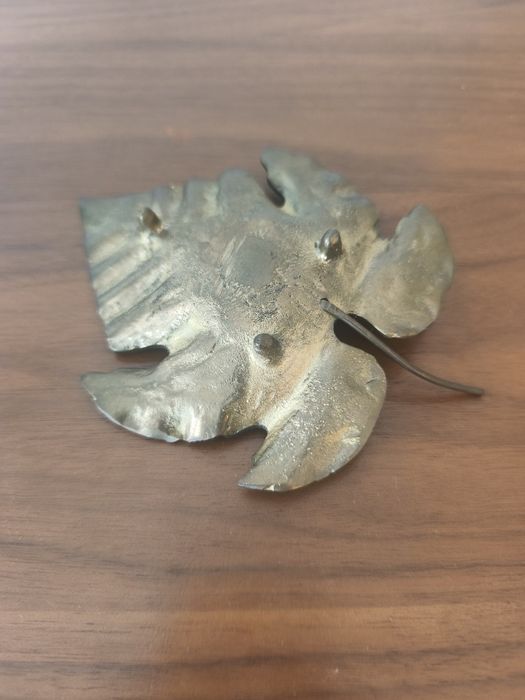 Cinzeiro de metal formato de folha