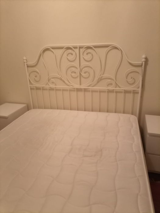 Cama de ferro branca com estrado muito bonita