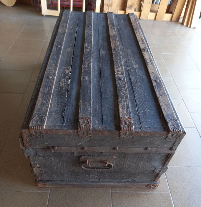 Arca / mala de porão antiquíssima