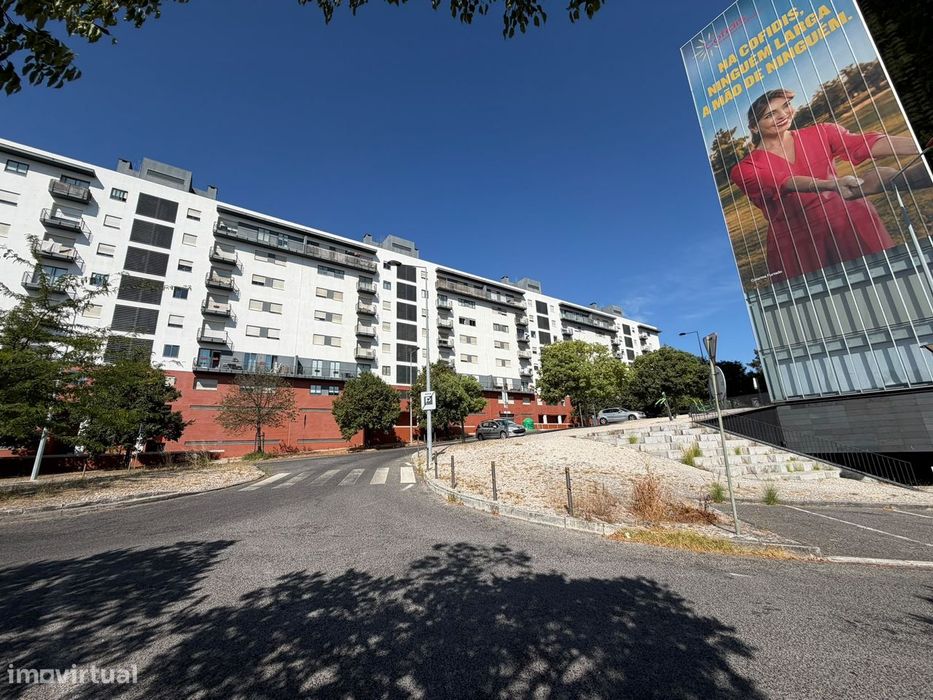 Apartamento T2 com Varanda e Garagem em Telheiras