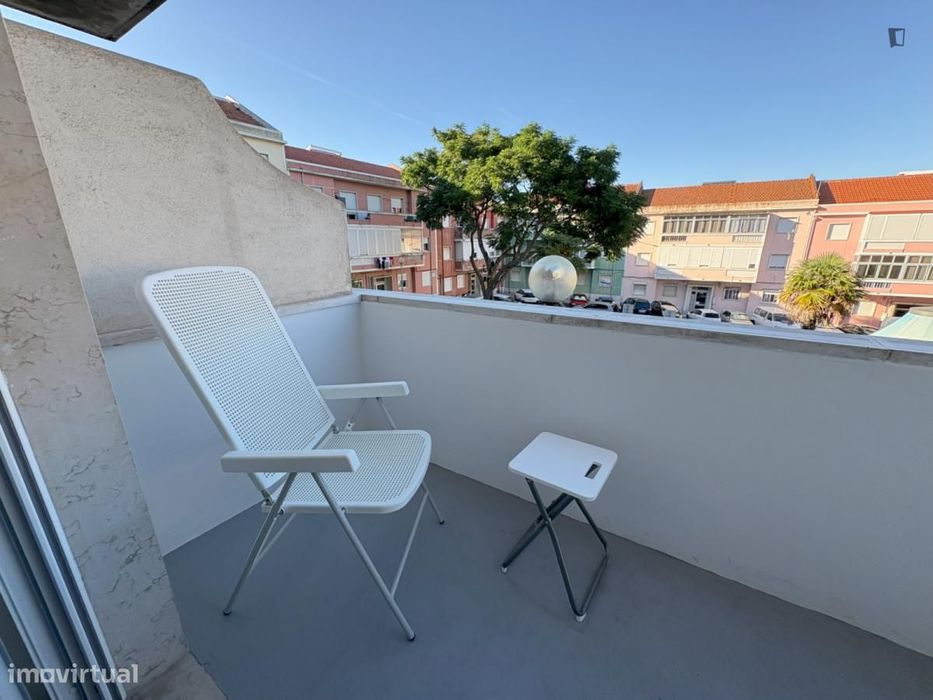 Quarto - localizado em Amadora Lisbon