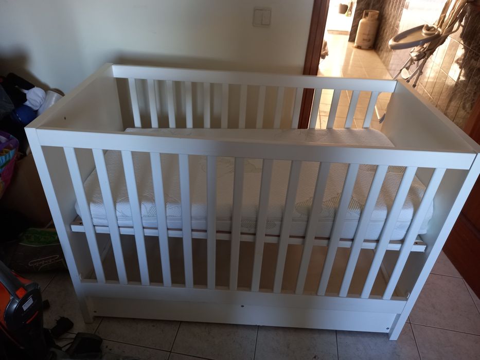 Cama de bebé com colchão