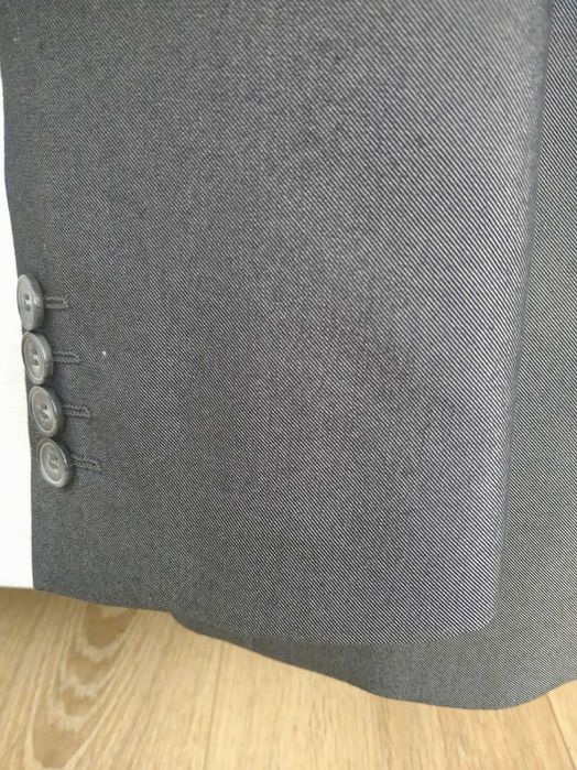 Garnitur męski w kolorze szarości.