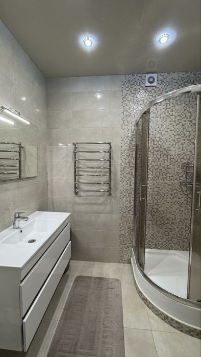 Оренда будинку під Києвом 227м² біля річки: басейн, сауна, генератор, сосновий ліс, закрита територія район Новосілки