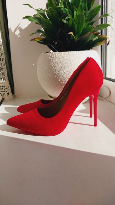 Ярко красные замшевые туфли