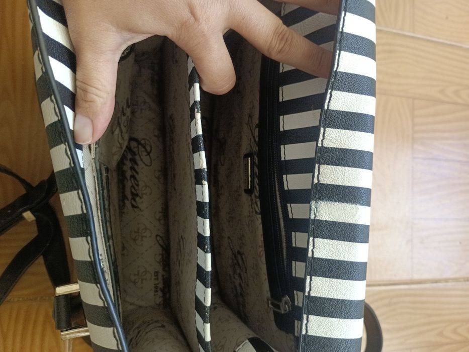 Mala as riscas Guess