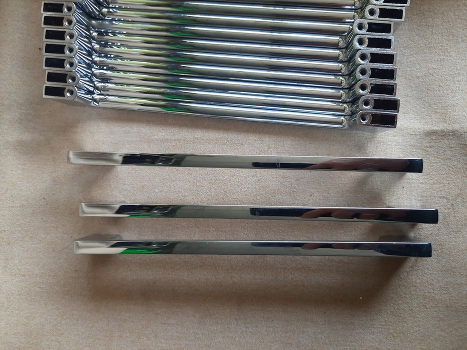 Uchwyty do mebli kolor srebrny