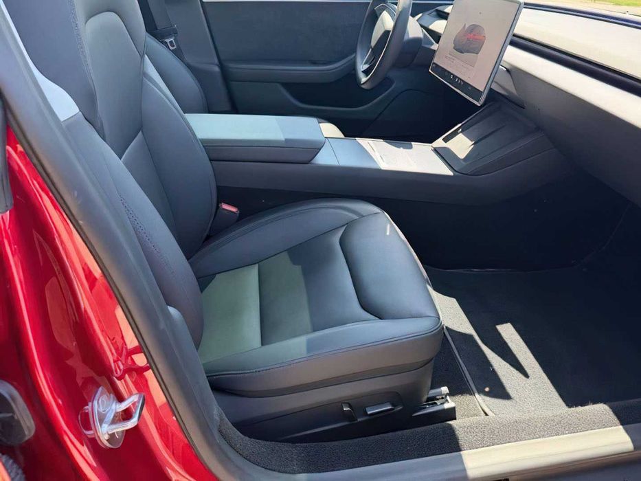 Tesla Model 3 Long Range      2025