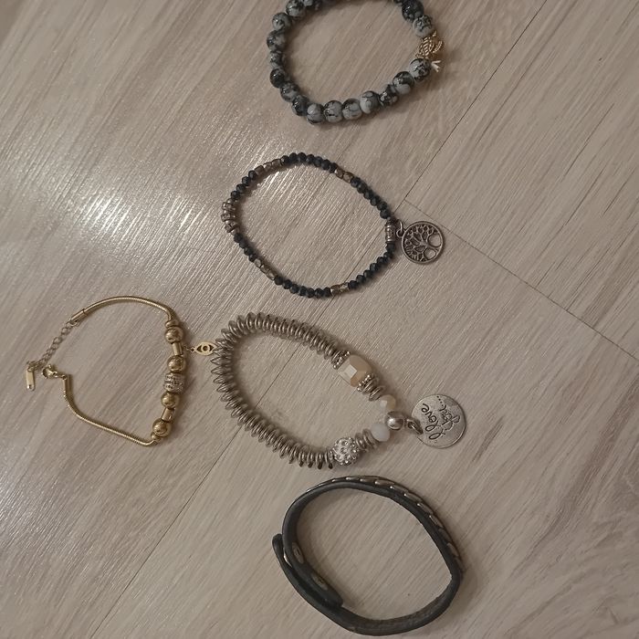 Zestaw bransoletek skórzane z kamieniami na gumce