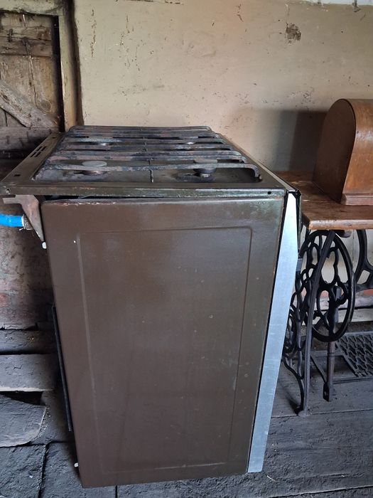 Газова плита , 4 конфорки.