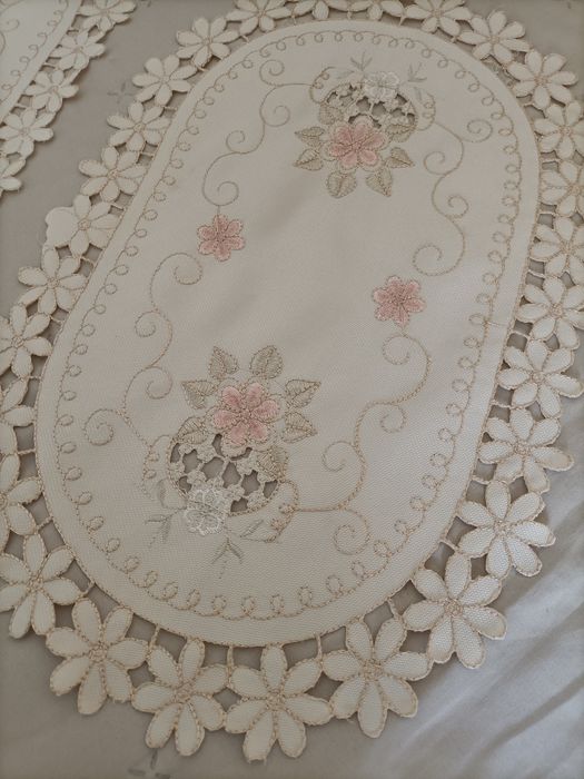 Conjunto de 2 naperons bordados