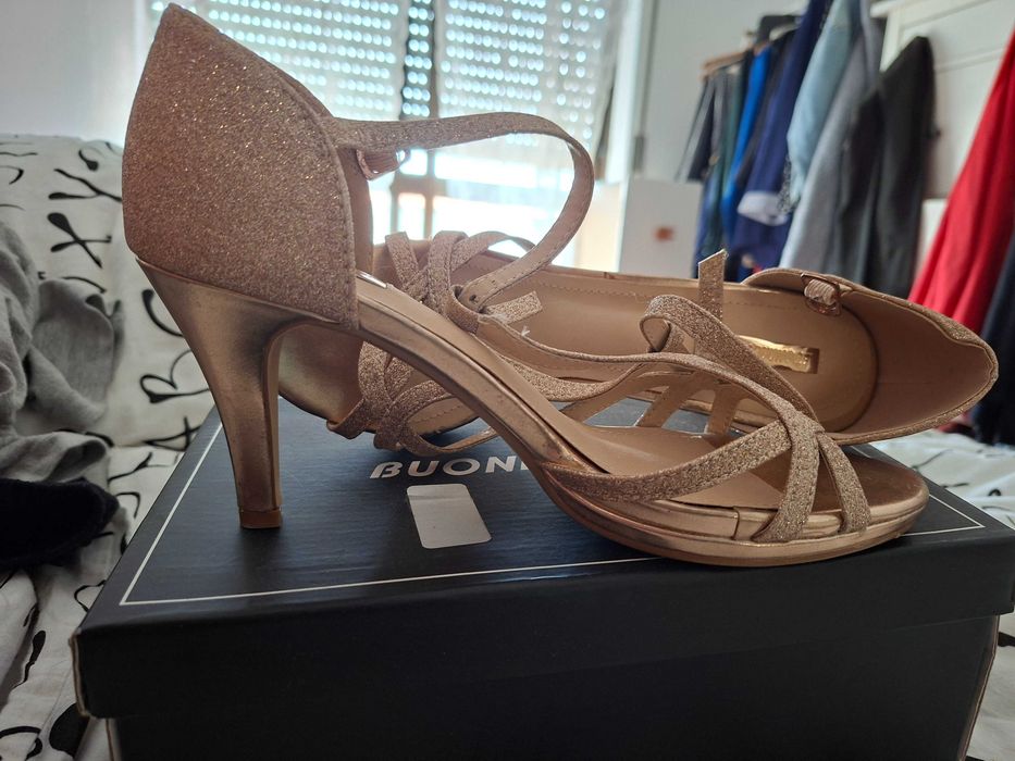Sapatos cerimónia dourados como novos. Tamanho 39