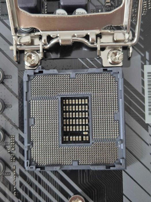 Є кілька s1200 материнка ASRock H510M-HDV/M.2 SE для 10-11покоління.