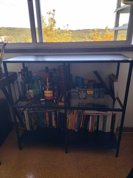 Estante IKEA VITTSJÖ – vidro e metal preto