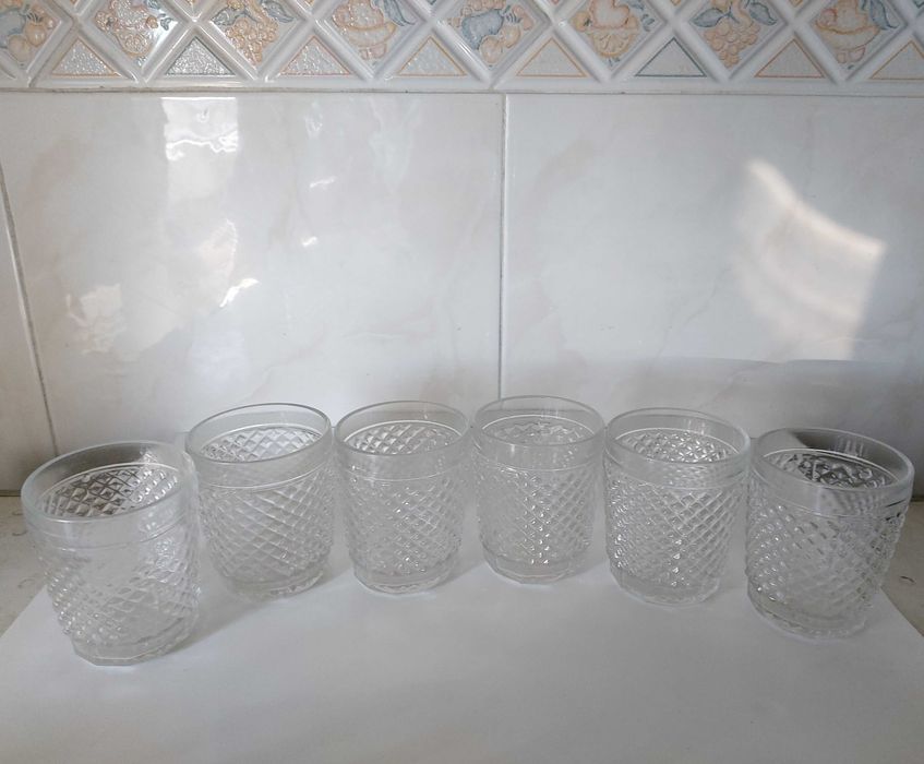 Conjunto de garrafa e copos de licor