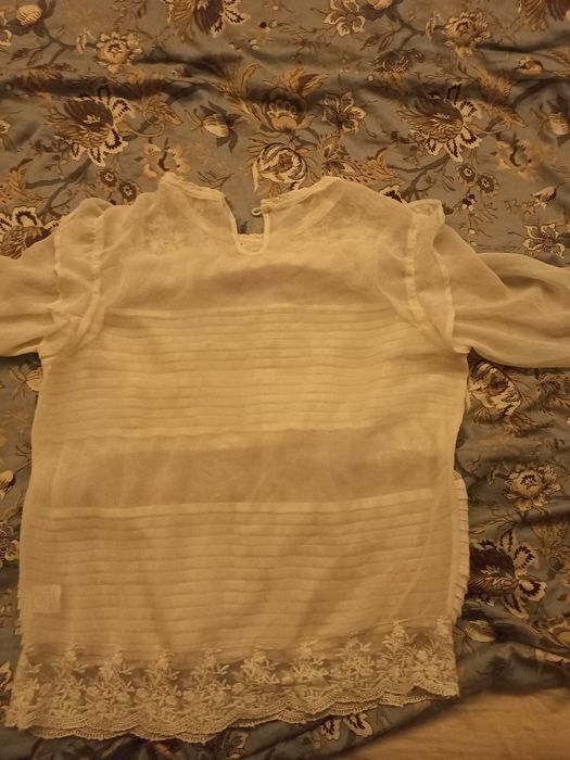 biała bluzka z falbankami