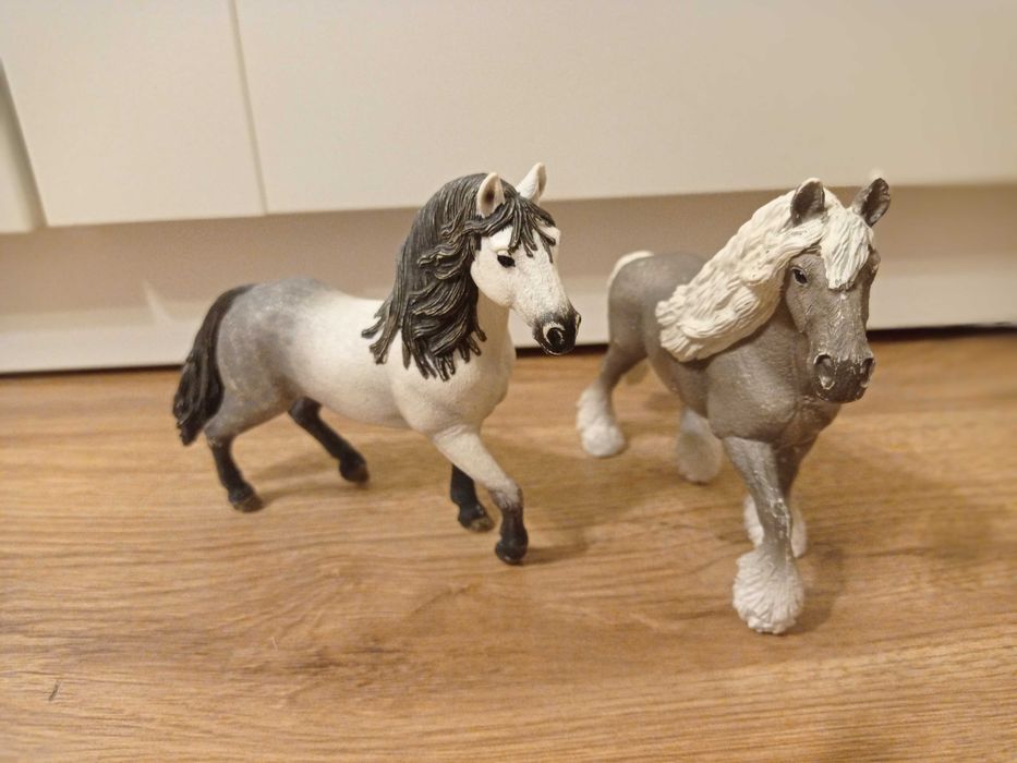 Konie- figurki Schleich + źrebak gratis