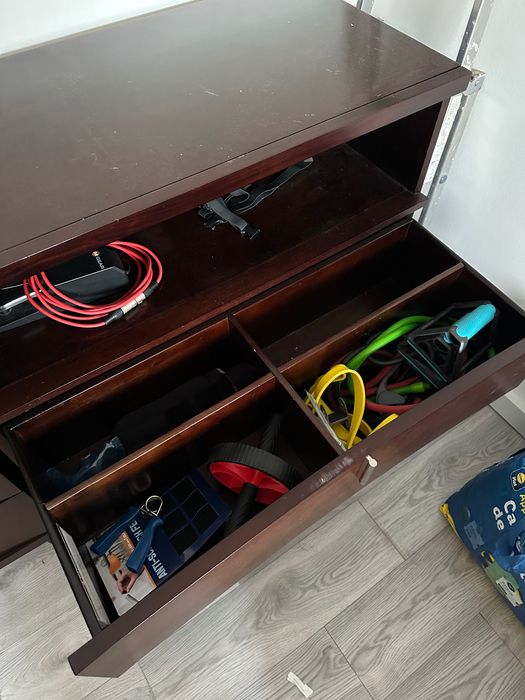 Conjunto cômoda e mesa de cabeceira robustas e funcionais