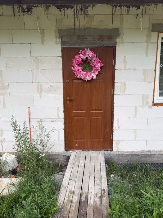 Drzwi na budowe z zamkiem na klucz futryna