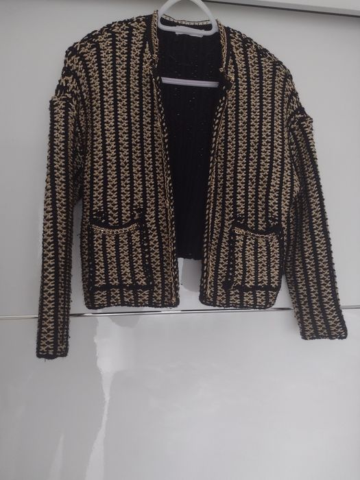 Elegancki kardigan sweter czarny ze złotą nitką Mango