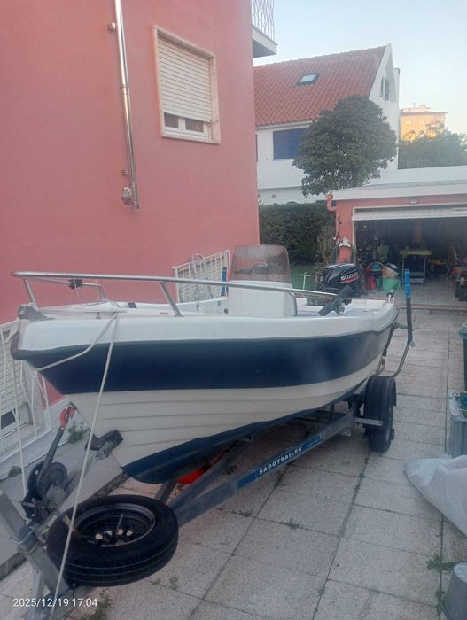 Embarcação de recreio em bom estado