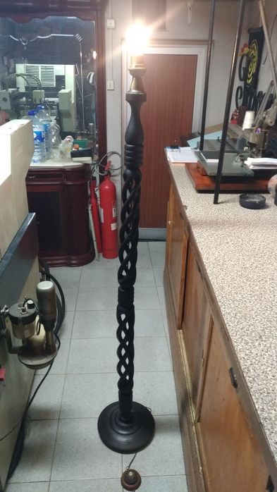 Candeeiro  de Pau Preto de pé alto