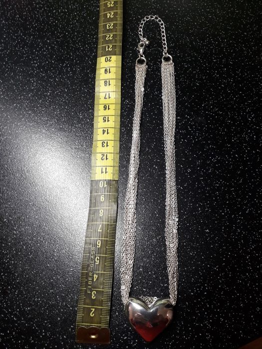 Колье в форме сердца.