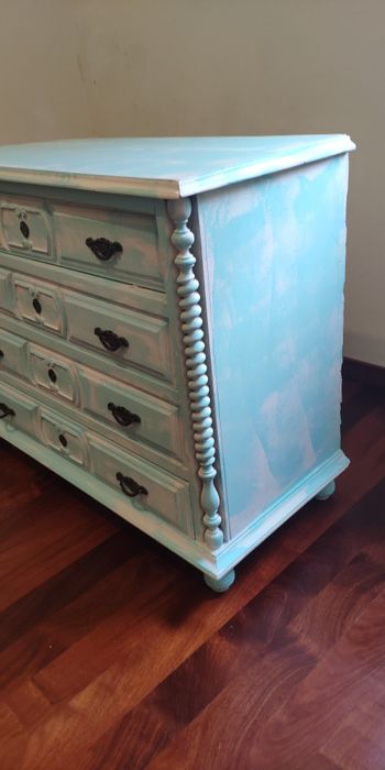 Comoda pintada com gavetões forrados