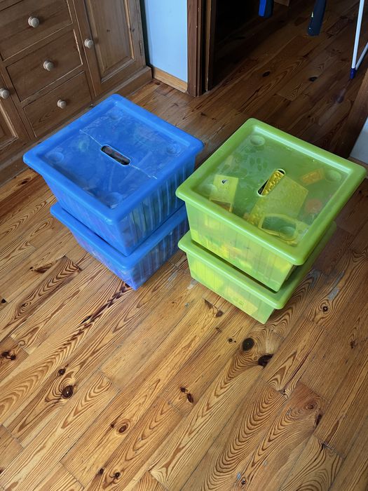 Pudła z lego duplo i jedno z torami drewnianymi